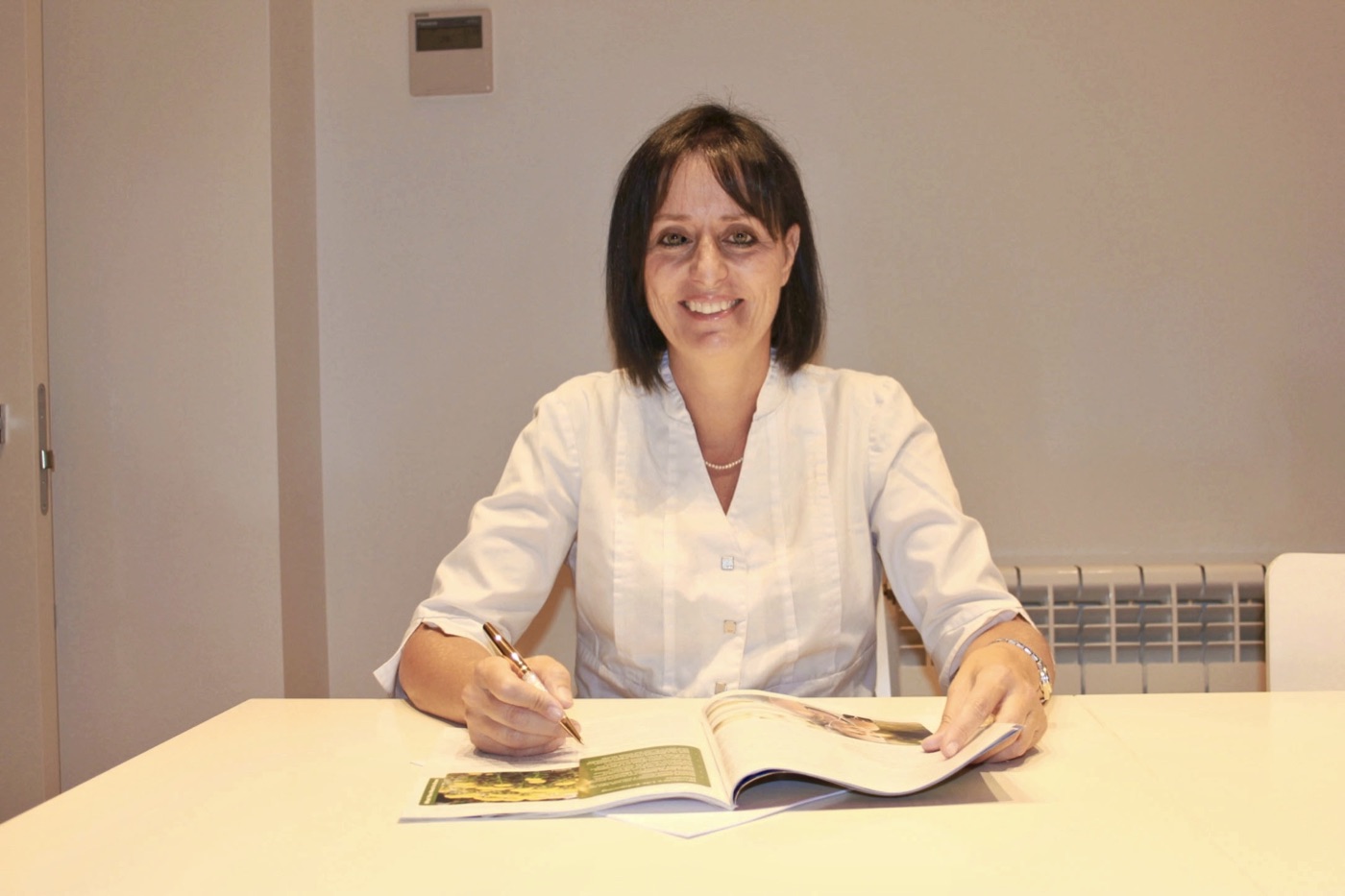 Dra. Marta Grau en su consulta