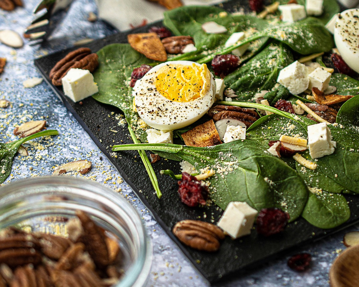Plato equilibrado con verduras, huevo y frutos secos